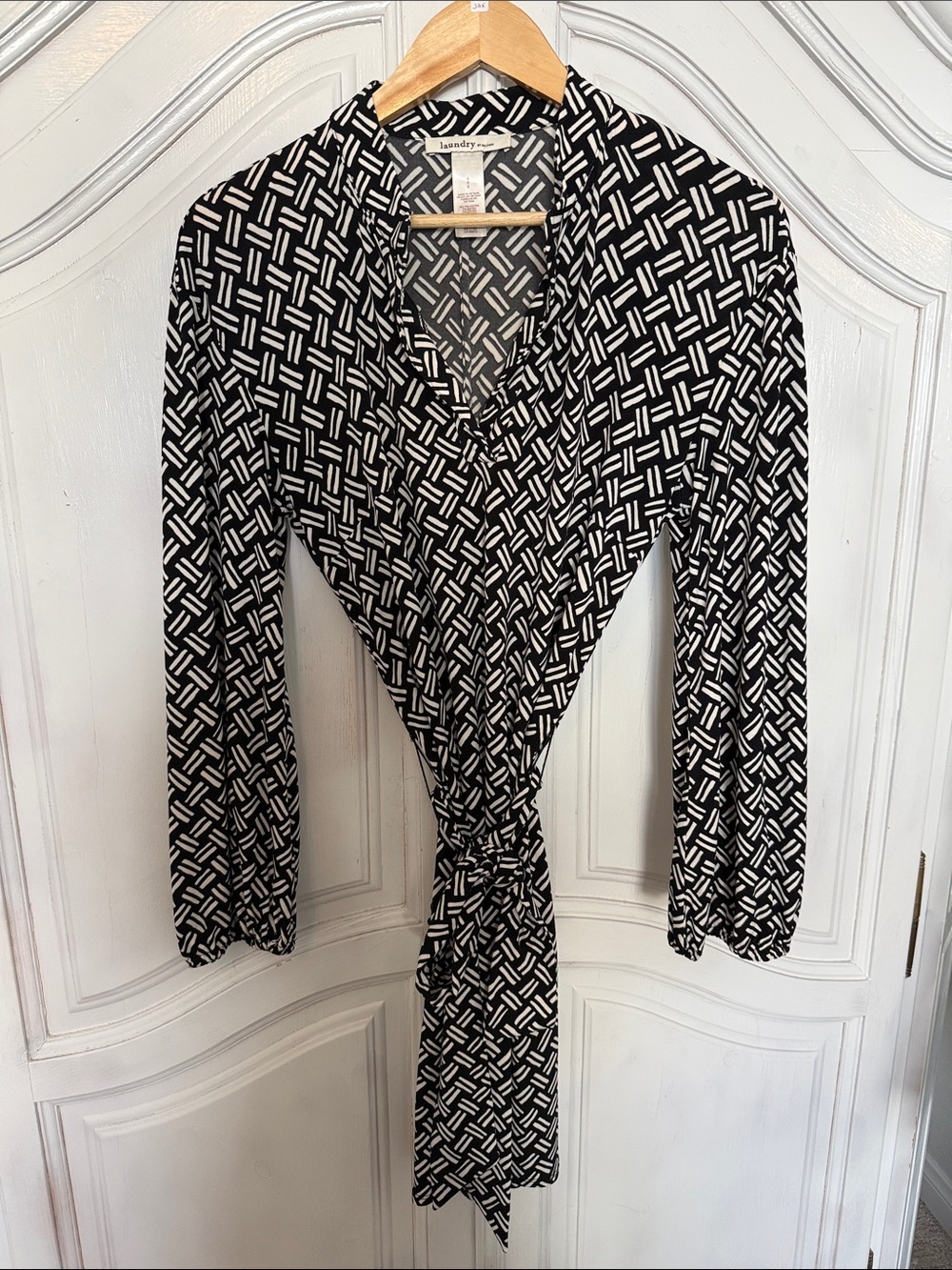 Laundry Women’s Black & White Geometric V-Neck Tie Belt Versatile Dress Size 6